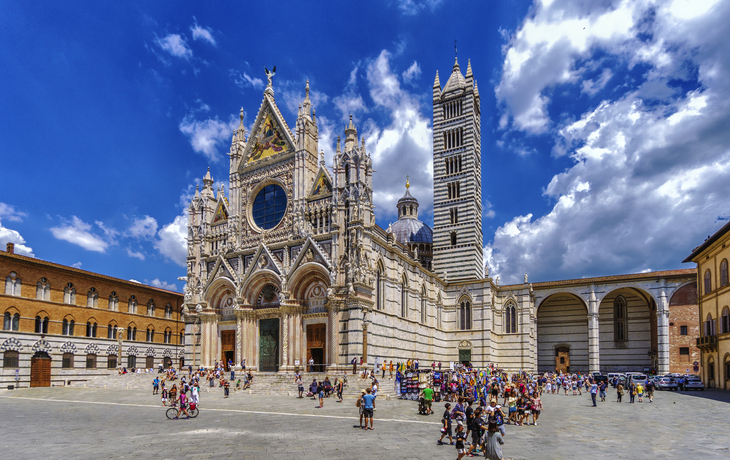 Dom zu Siena und Piazza del Campo in Siena, Italien, im Sommer.