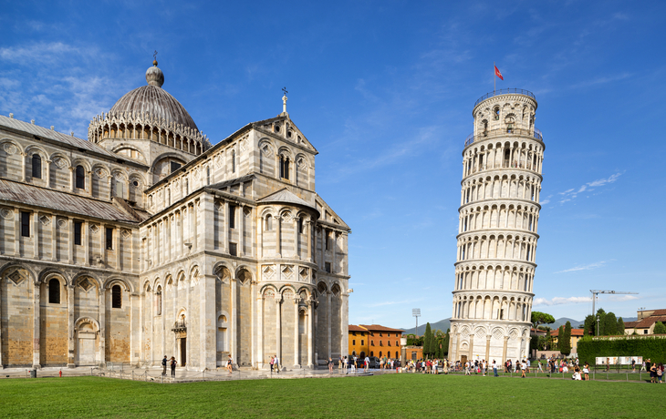 Schiefer Turm von Pisa neben der Kathedrale in Italien bei blauem Himmel
