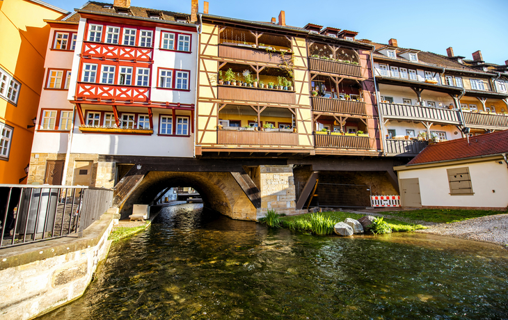 Erfurter Krämerbrücke über die Gera mit historischen Fachwerkhäusern.