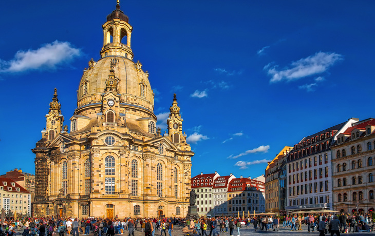 Dresdner Frauenkirche mit vergoldeter Kuppel am Neumarkt, barocke Fassade und Touristen.