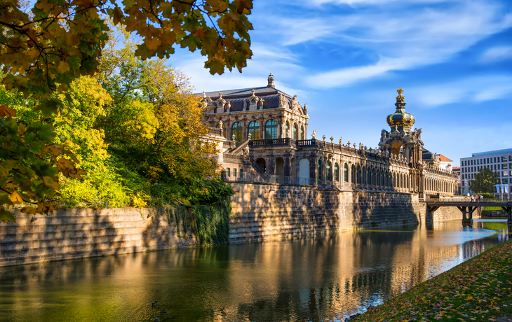 Zwinger Dresden mit Kronentor und Langgalerien, barockes Wahrzeichen am Theaterplatz.