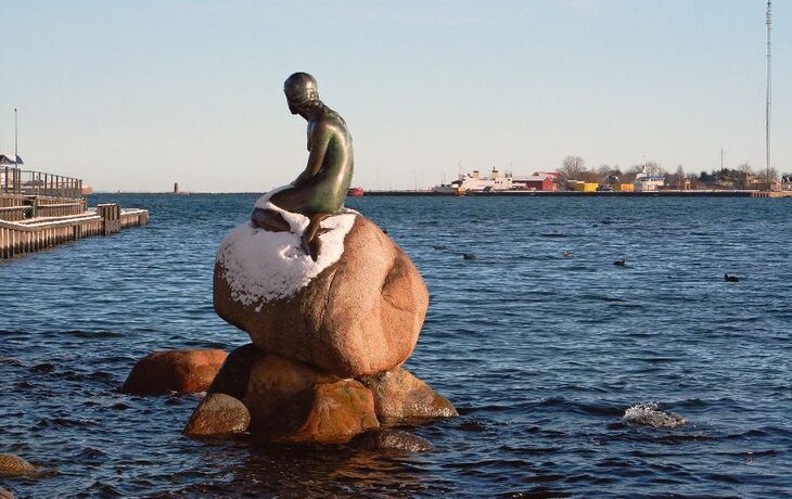 Die Kleine Meerjungfrau-Statue auf einem Felsen am Wasser in Kopenhagen