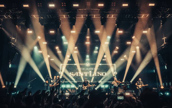 Bühnenauftritt der Band Santiano mit eindrucksvoller Lichtshow.