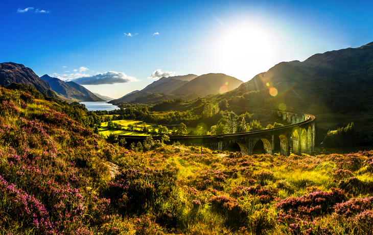 Glenfinnan-Viadukt im schottischen Hochland bei Sonnenuntergang.