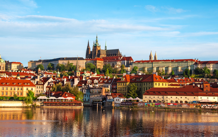 Panorama von Prag mit der Moldau im Vordergrund.
