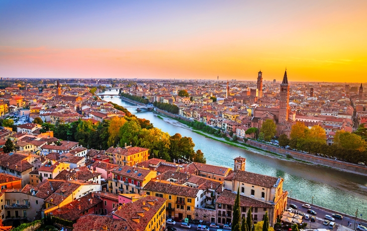 Panorama von Verona, Etsch-Fluss und Skyline bei Sonnenuntergang, Venetien, Italien.