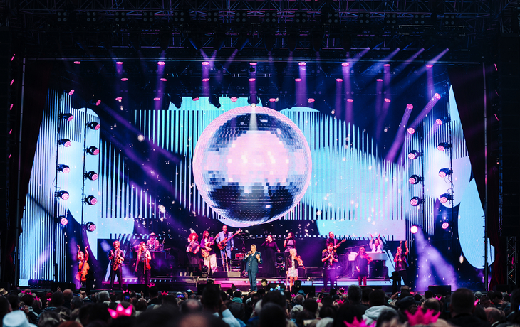 Konzertbühne mit farbigem Licht und Musikern beim Roland Kaiser Open Air 2027.