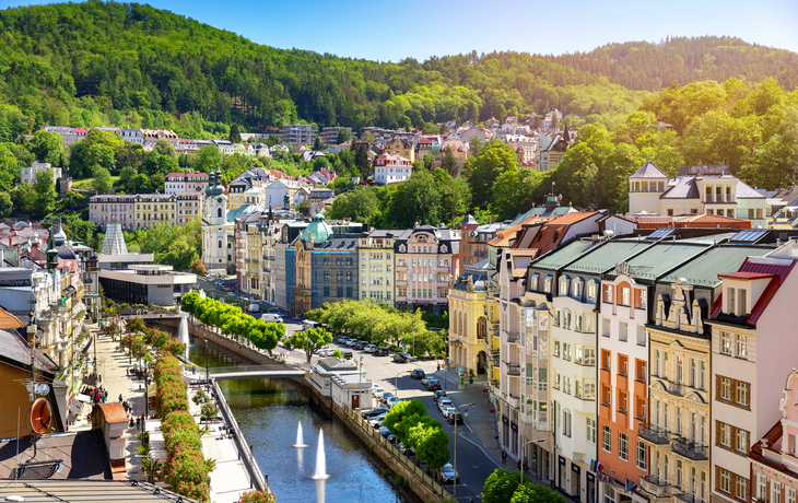 Panorama von Karlsbad, Tschechien, mit Eger-Fluss und bunter Architektur.
