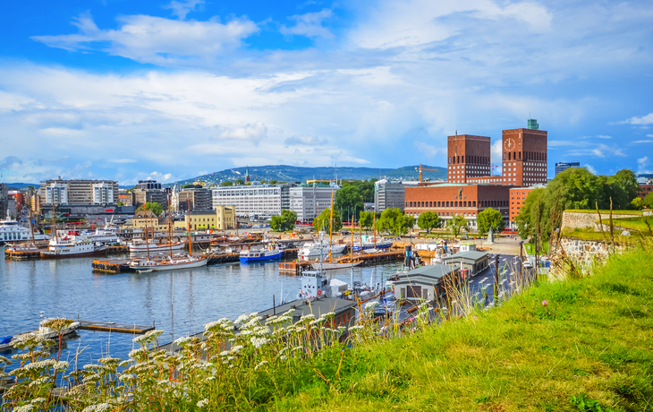 Rathaus von Oslo am Hafen mit Blick auf den Fjord.