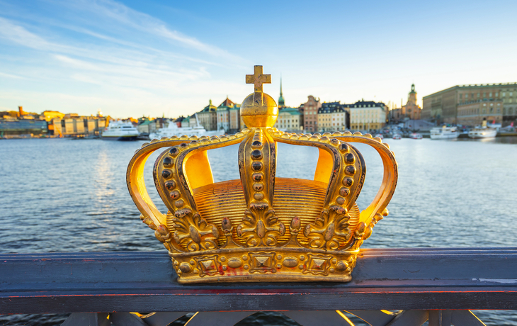 Goldene Krone auf der Skeppsholmsbron in Stockholm, Schweden.