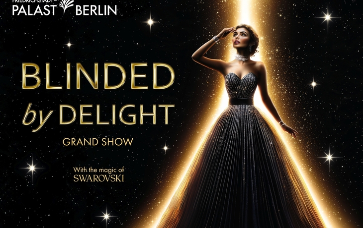 Eine Frau in einem glitzernden Kleid vor einem Sternenhintergrund.