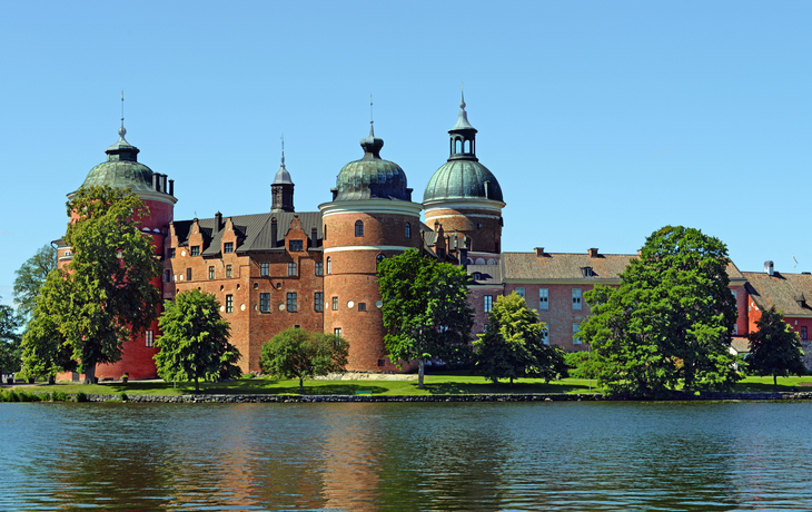 Schloss Gripsholm am See Mälaren in Schweden bei Sonnenschein