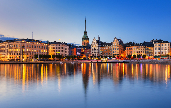 Panoramablick auf die beleuchtete Skyline von Gamla Stan in Stockholm bei Nacht.