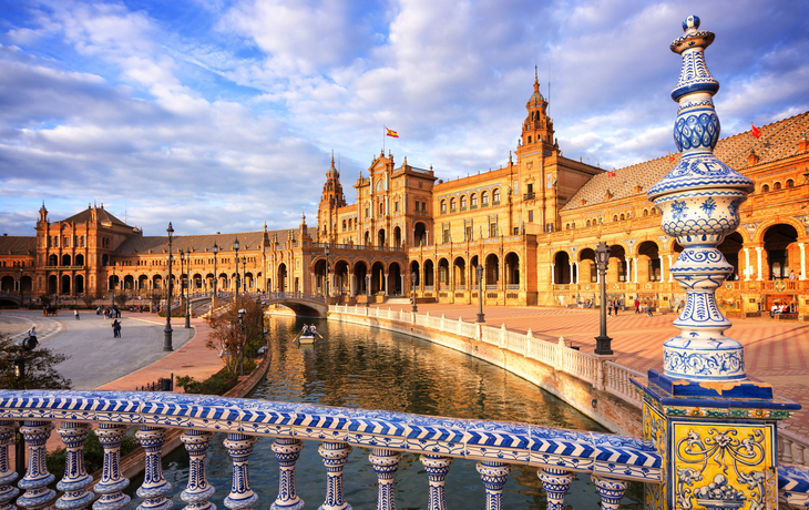 Plaza de España in Sevilla bei Sonnenuntergang mit Brücke und Wasserkanal.