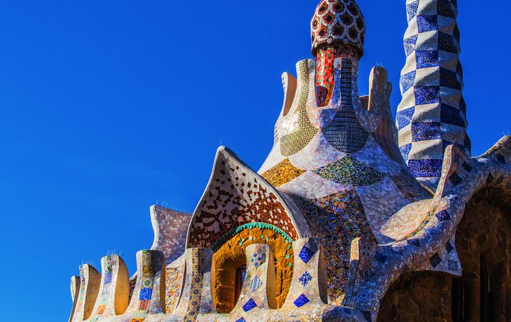 Buntes, mosaikverziertes Gebäude unter blauem Himmel.