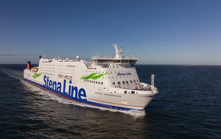 Stena Line Fähre Stena Germanica auf dem Meer bei klarem Himmel.