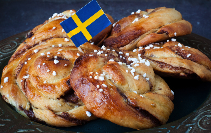 Zimtschnecken auf einem Teller mit schwedischer Flagge.