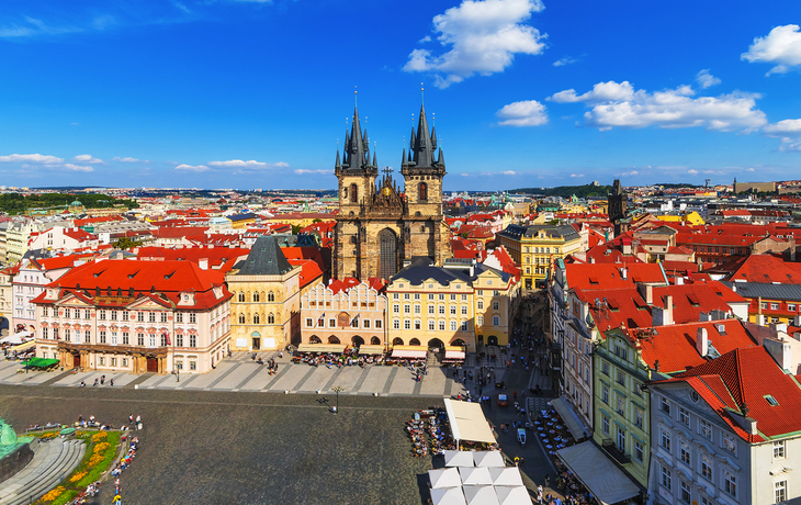 Panorama des Altstädter Rings in Prag mit historischen Gebäuden.