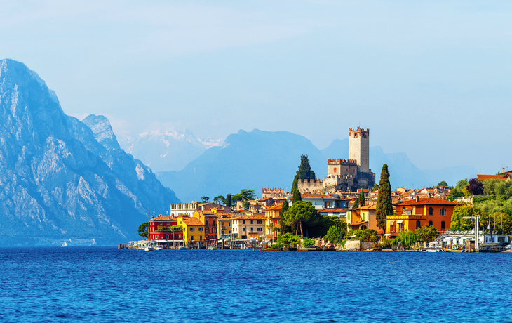 Bunte Gebäude in Malcesine am Gardasee, mit historischem Flair und Blick auf das Wasser.