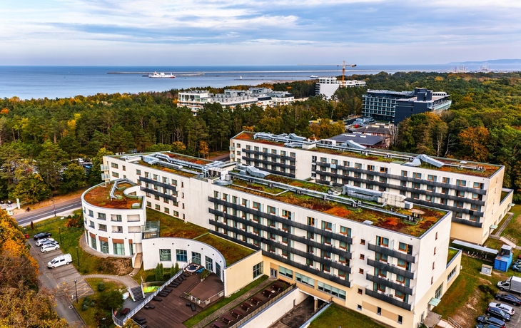 Hotelanlage Swinemünde Interferie aus der Vogelperspektive im Herbst, nahe der Ostsee.