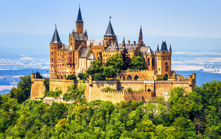 Schloss Hohenzollern in Baden-Württemberg, umgeben von grüner Landschaft.