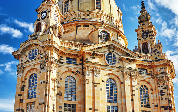 Dresdner Frauenkirche mit barocker Kuppel und Fassade bei klarem Himmel.