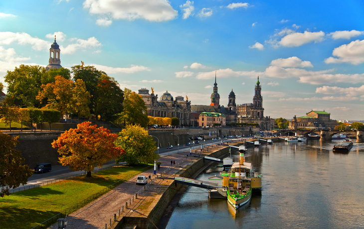 Herbstliche Ansicht der Brühlschen Terrasse in Dresden mit Elbe und Schiffen.