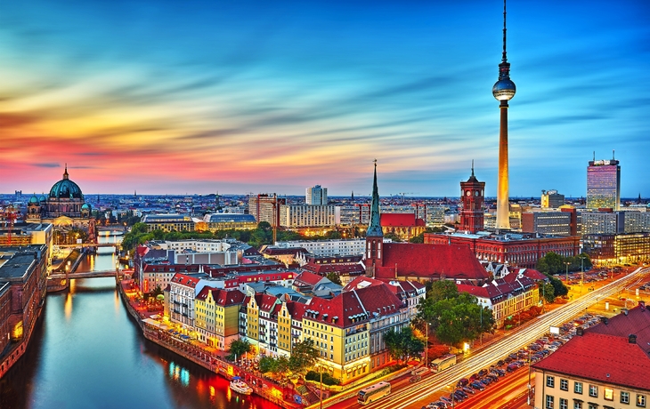 Stadtansicht von Berlin mit Fernsehturm und Spree im Sonnenuntergang.
