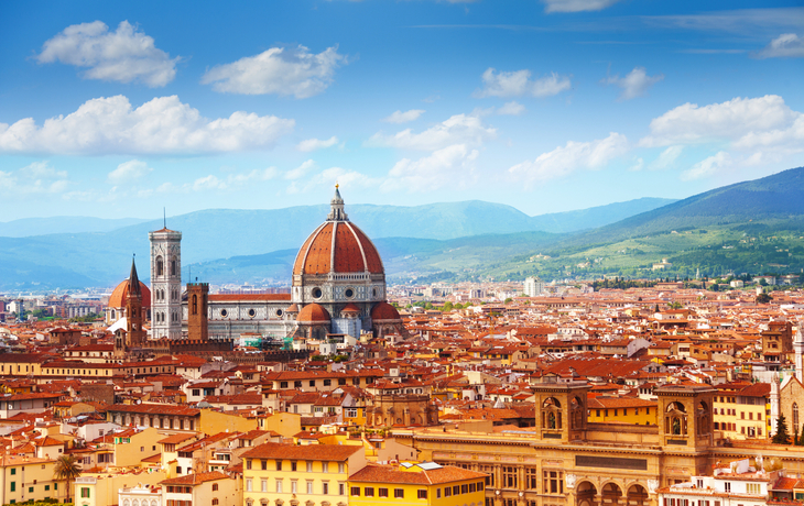 Blick auf Florenz mit dem Dom und blauen Himmel im Hintergrund